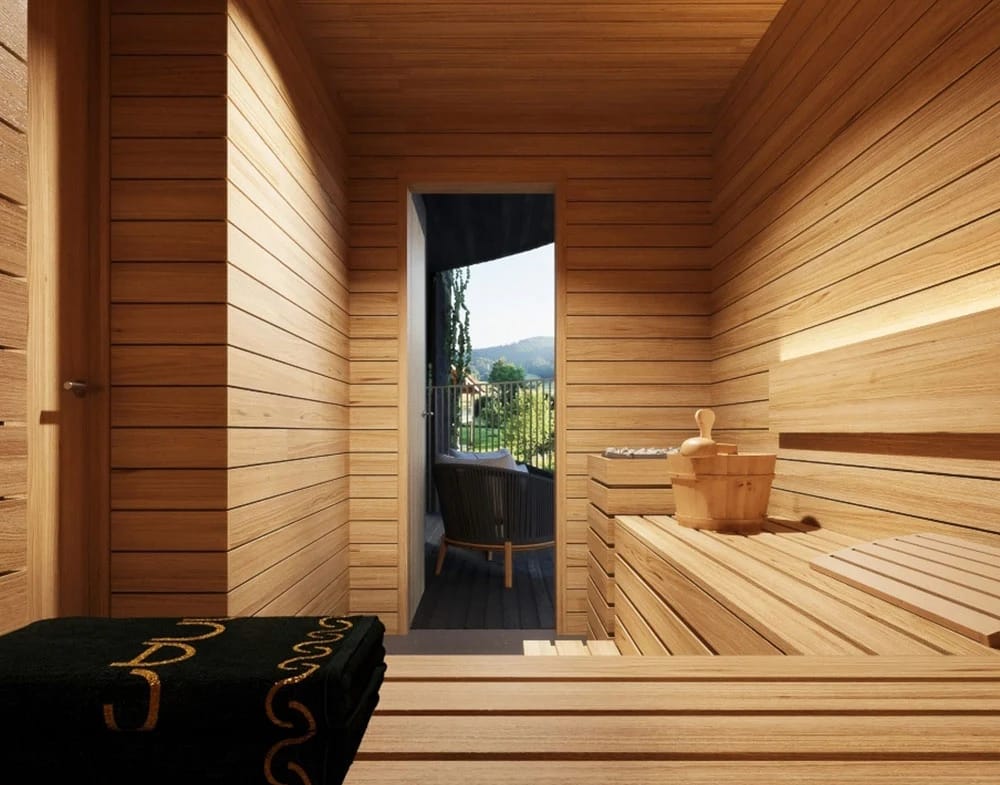 Private Zimmersauna aus Holz mit Tür zum Balkon
